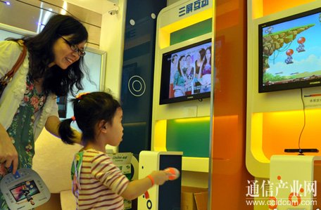 圖:深圳首家三網(wǎng)融合體驗(yàn)廳開(kāi)業(yè) 市民感受“三屏互動(dòng)”